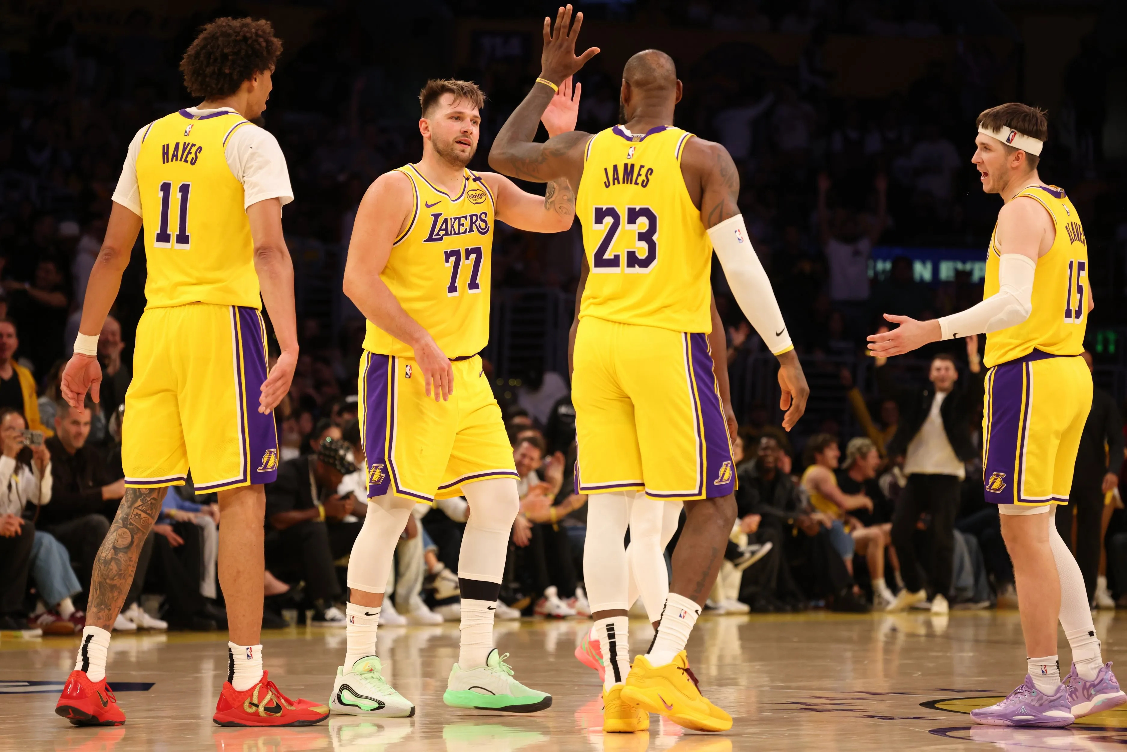 爱游戏入口 -洛杉矶湖人关键时刻内部沟通，志在亚冠名次提升，质疑声仍在，阵容厚度经受考验(洛杉矶湖人vs芝加哥公牛)