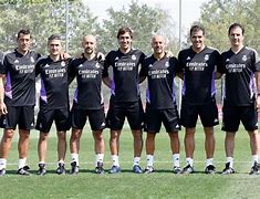 今晨皇家马德里调整名单以备英超；临场应变环节打磨；信心回归；更衣室氛围转暖的简单介绍